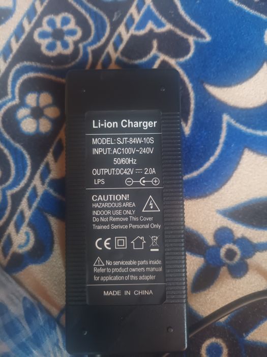 Încărcator  Li-ion funcțional  nefolosit prețul e negociabil