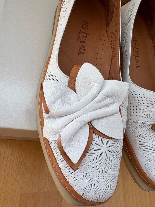 Бели обувки от естествена кожа
