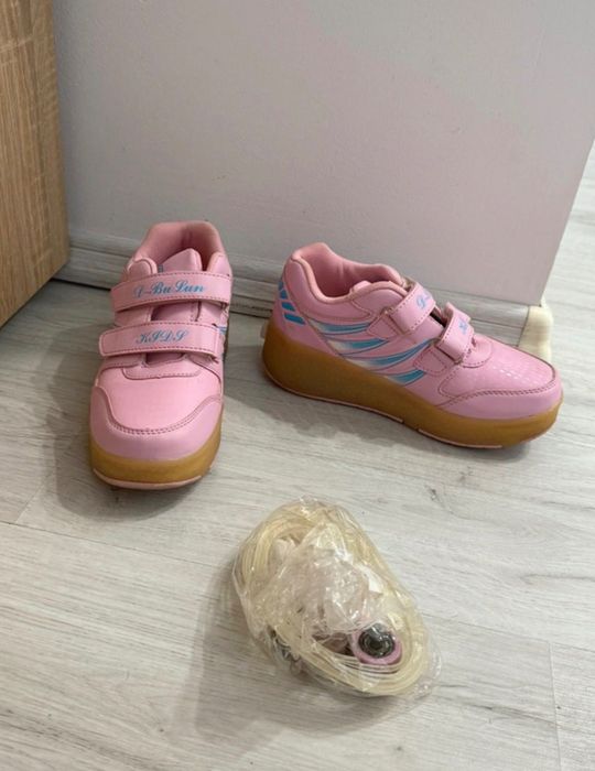 Adidași cu role și leduri