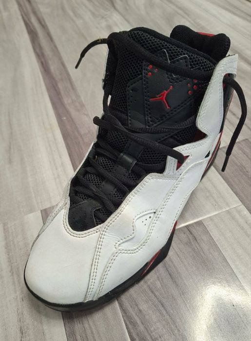 Vând Jordani True Flight