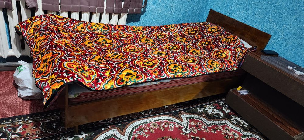 Темир кровать, диван сотилади, тумба кушиб берилади сотиб олганга