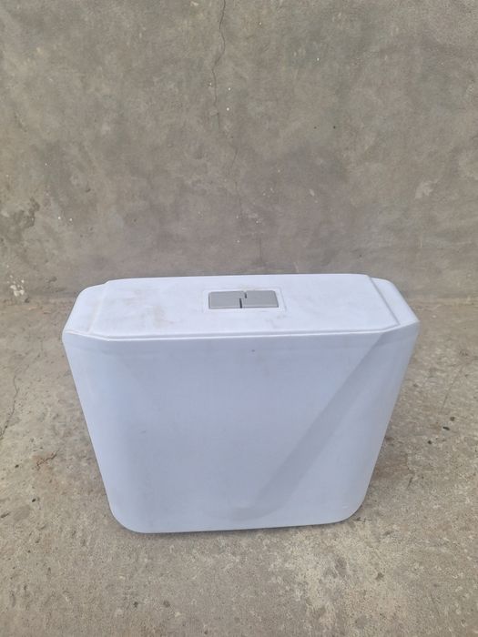 Для унитаза сливной бачок   .