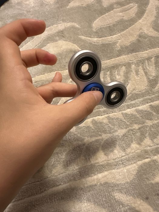 Fidget spinner argintiu
