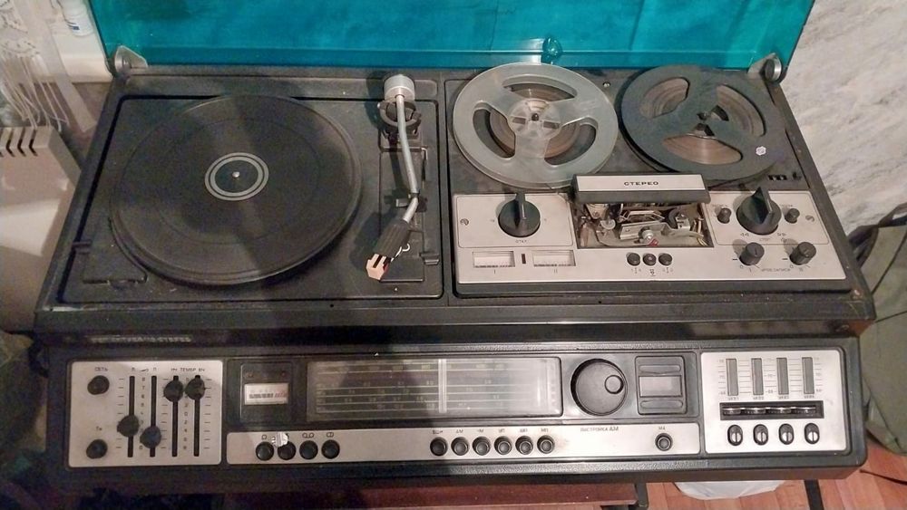 Продам проигрыватель пластинок, радио и катушек.