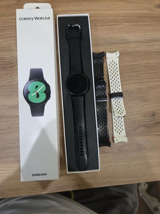 Samsung Galaxy Watch4 40mm SM-R860 + кутия, зарядно и каишки