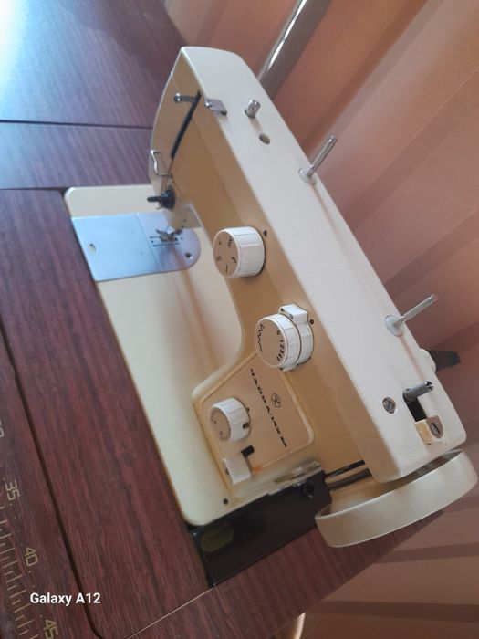 Швейная машина с тумбой