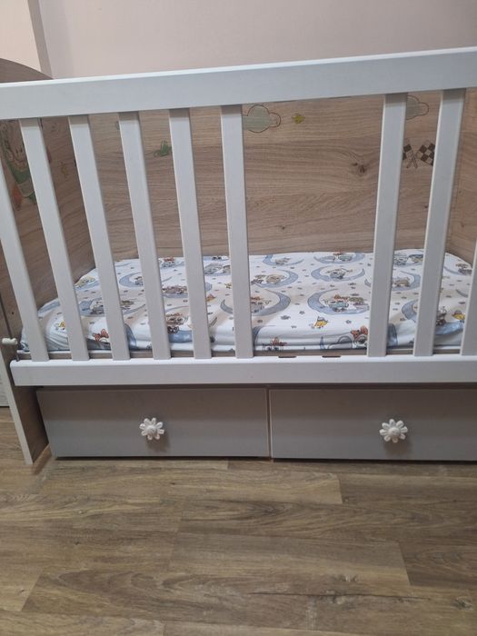 Бебешка кошара с люлеещ механизъм + матрак