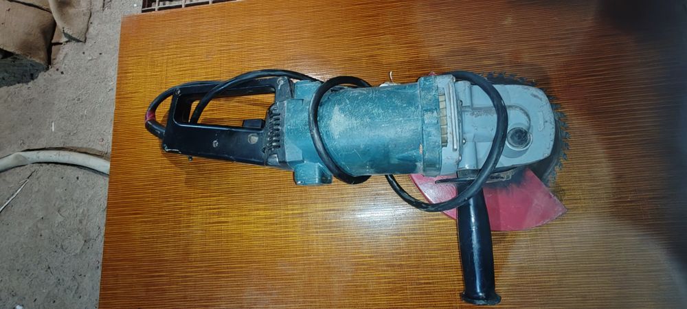Продается болгарка б/у в рабочем состоянии.