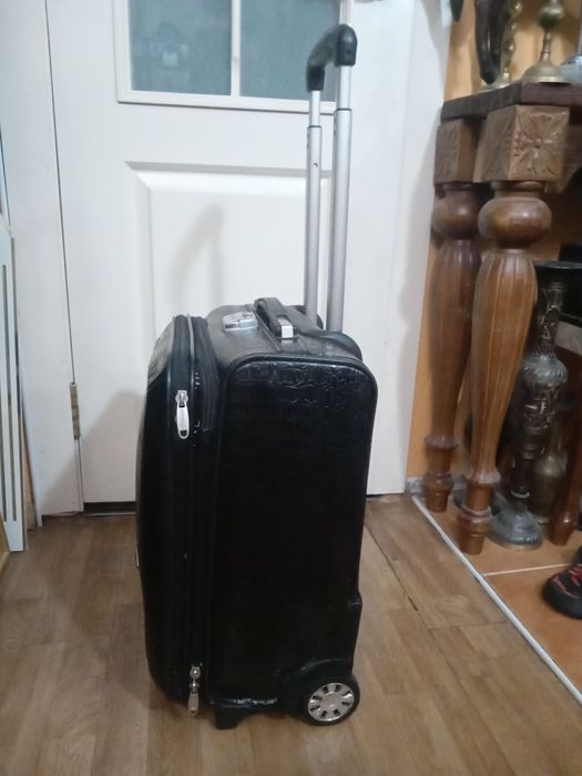 Чемоданы . Распродажа .