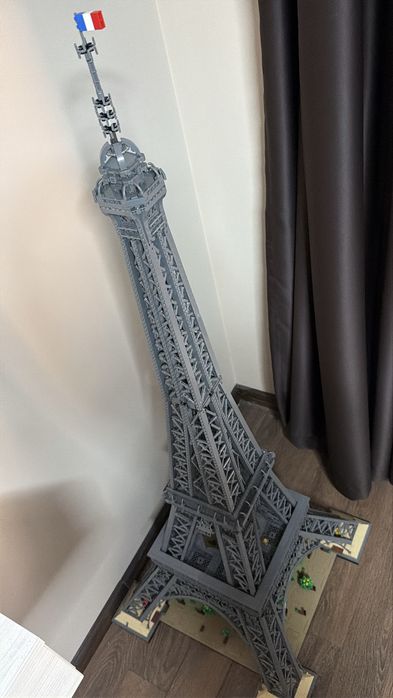 Lego Eiffel Tower - готова