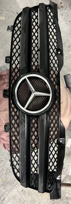 Mercedes Sprinter - Предна решетка с емблема