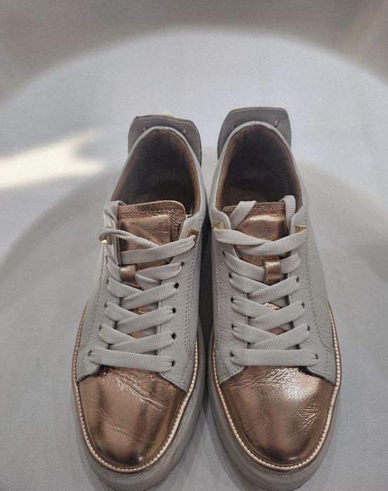 Сникърси, обувки