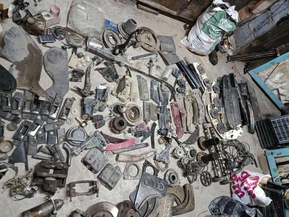 Продам запчасти на Ауди 100