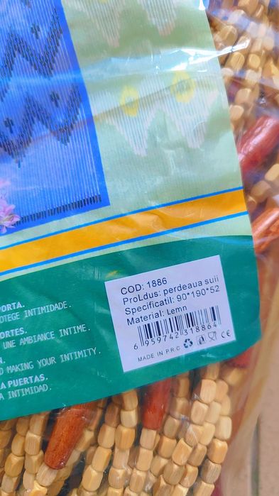 Perdea ușa din lemn