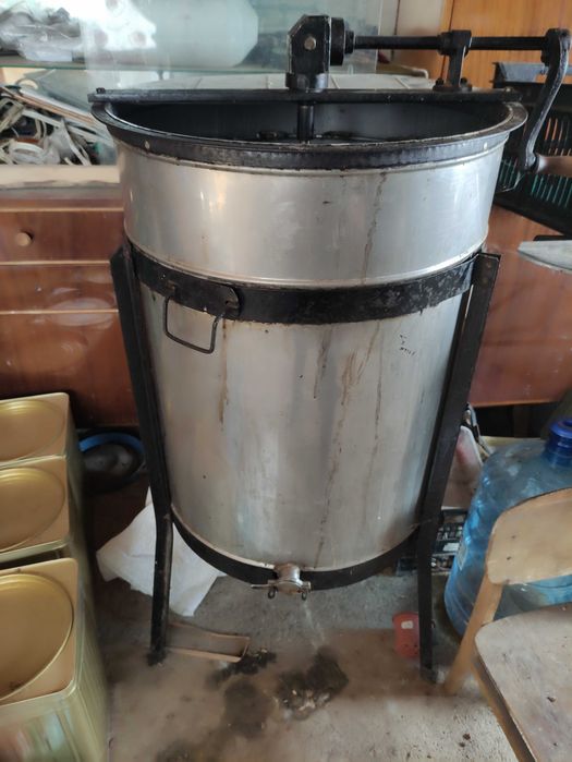 Пчелни семейства, кошери и инвентар