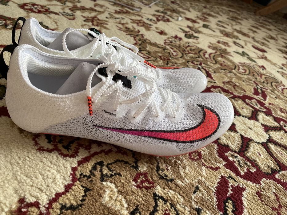 кроссовки-шиповки новые продам