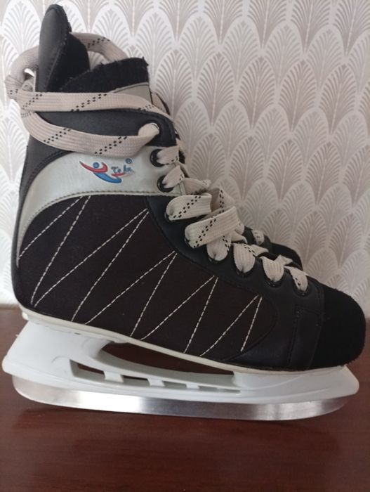 Продам коньки 42 размер