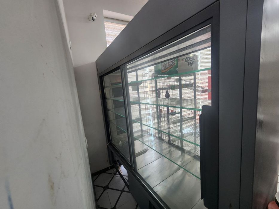 Oziq ovqat dukoni uchun polka va muzlatgichlar sotiladi