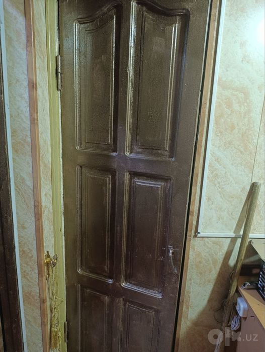 Древние деревянные двери очень прочные в хорошем состоянии