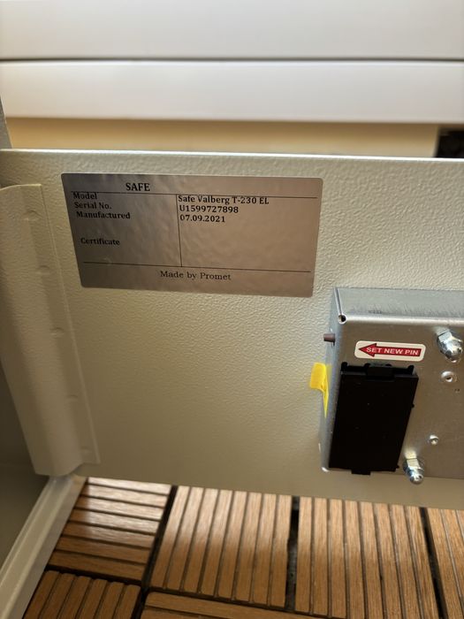 Сейф с електронно заключване