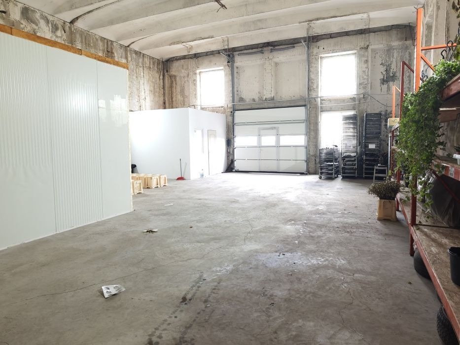 Închiriez hală 200mp , str Tirului