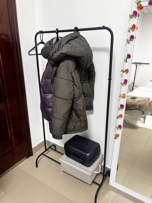 Зеркало, кулер, комод, стулья