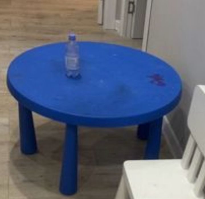Отдам даром детский стол икеа синий