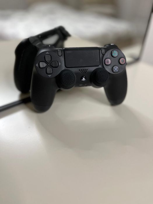 Пластейшн 4  в хорошем состаяний