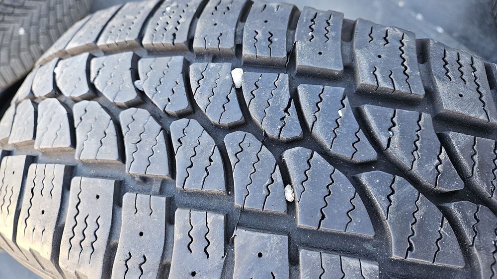 2бр гуми 215 65 16С таурис дот 21