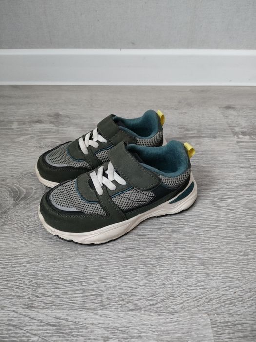 Продам детские кроссовки Zara