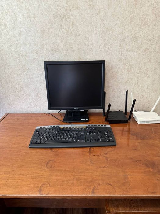 Письменный стол с компьютером