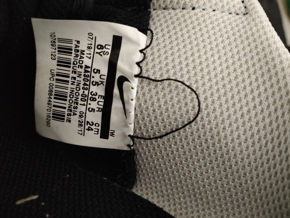 Pantofi sport Nike purtați un sezon,stare foarte bună, negri, mărimea 38, 5