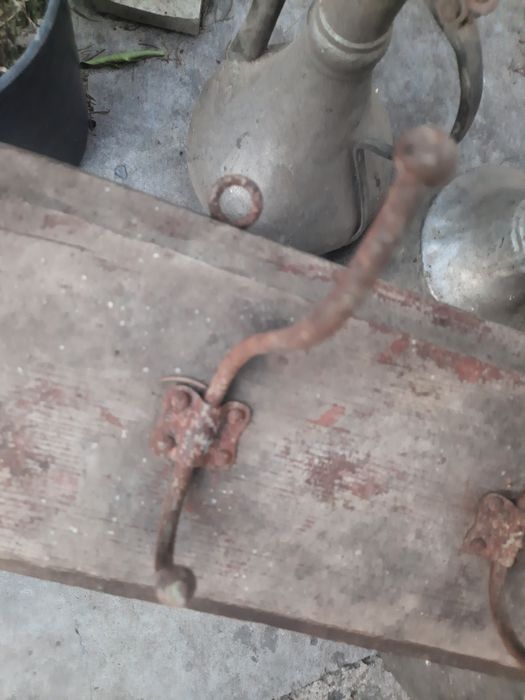 Стара дървена закачалка