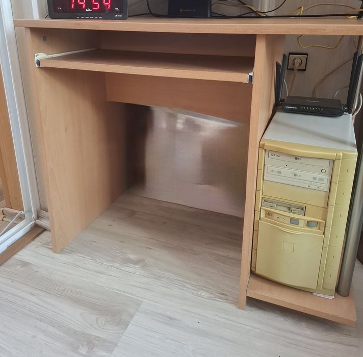 Продавам ученическо  бюро