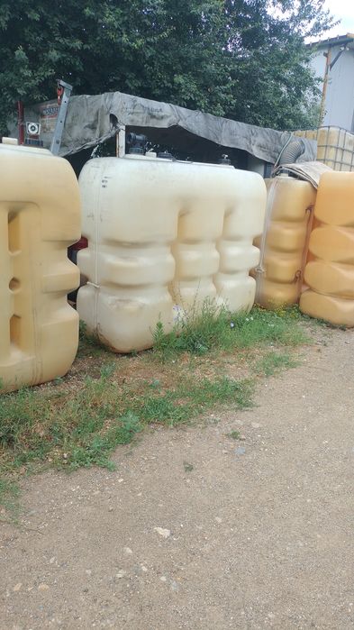 Vând bidoane de 1000 l cu grătar și robinet curate.