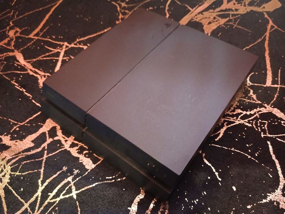 Playstation 4 + Две Игри