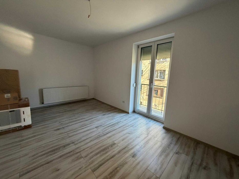 vand apartament decomandat LUNCA