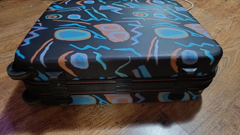 Пътнически куфар среден размер с колелца