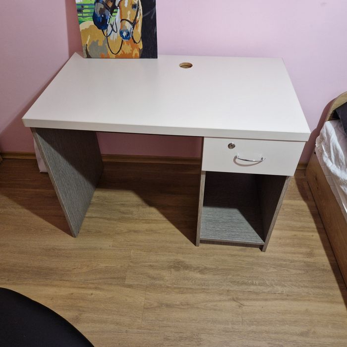 Продавам бюро, офис стол и шкаф комплект