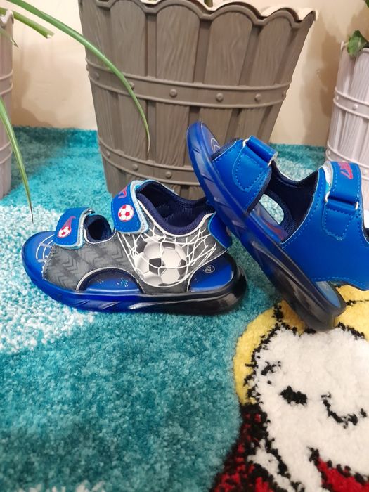 НОВИ,детски сандалки