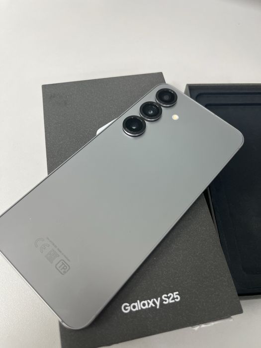 Продам срочно samsung galaxy s25 256