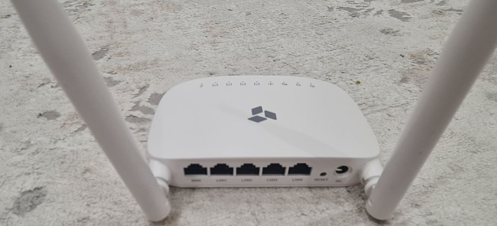 Роутер отличный белый