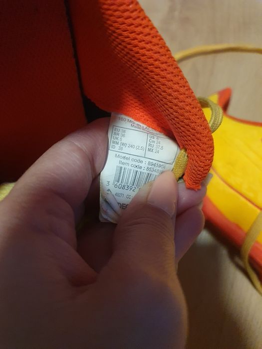 Бутонки за футбол н.38/24 см.