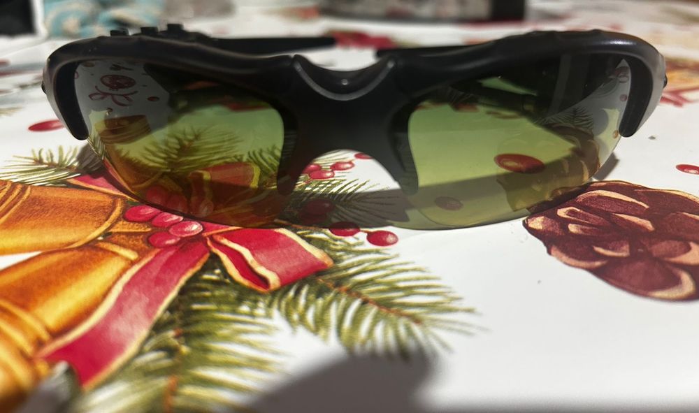 продам очки с наушником новый