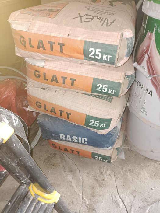 Продам клей плиточный .
