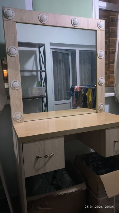 Гримёрный стол с зеркалом и подсветкой