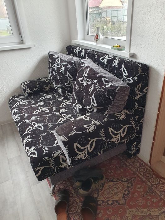 Продам маленький раскладывающийся диванчик