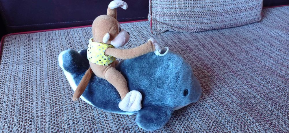 Плюшена играчка делфинче и маймуна