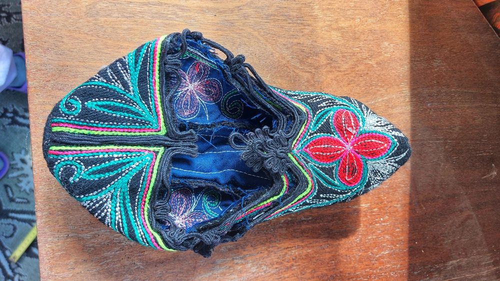 Бродирани родопски терлици