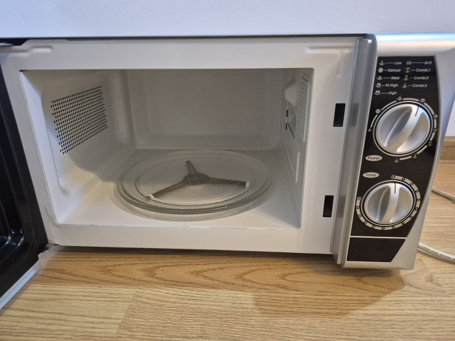 Cuptor de microunde Alaska stare functionare ok pret 100 RON